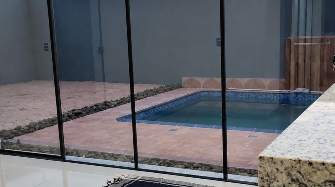 Casa com Piscina à Venda no Portal do Parque