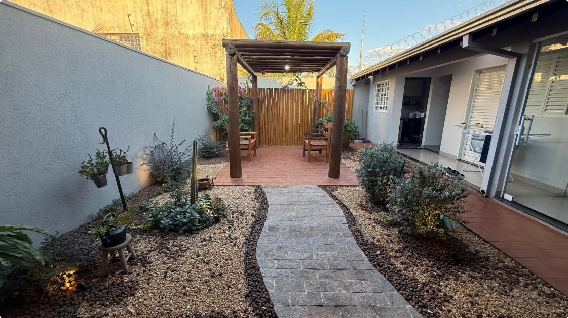 CASA AMPLA À VENDA EM REGIÃO NOBRE